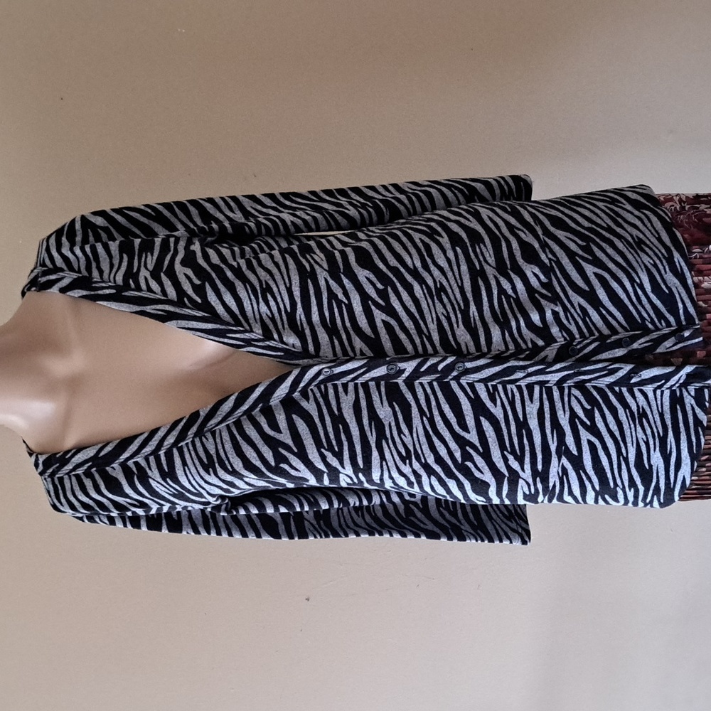 Eyeshadow Women's Cardigan Sweater Size Medium Petite Gray and Black